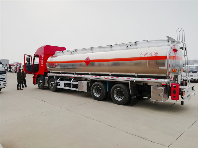 上汽紅巖29.7方前四后八鋁合金運油車，20噸運油車